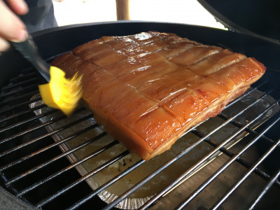 Bestrijken Buikspek met Maple Syrup