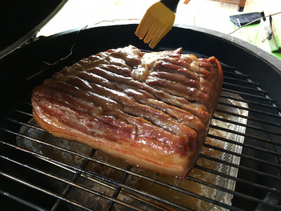 Bestrijken Buikspek met Maple Syrup