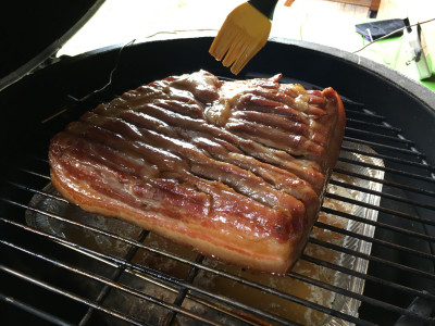 Bestrijken Buikspek met Maple Syrup