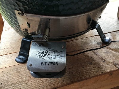 Pit fan bevestigd aan Big Green Egg