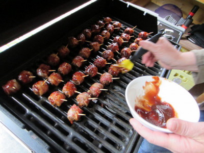 Bestrijken MOINK Balls met BBQ Saus