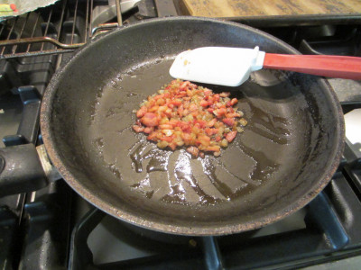 Bakken spekblokjes en ui