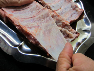 Vlies verwijderen van Spareribs