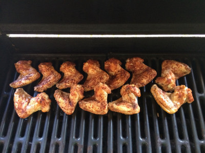 Kippenvleugels na 45 minuten indirect op de BBQ