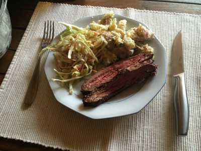 Bord met Bavette, Aardappel- en Koolsalade