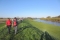 Lopen over dijk bij Bloesemtocht