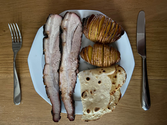 Opgemaakt bordje met Sticky Buikspek