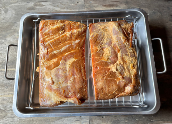 Buikspek in 2 stukken van 1 kg.