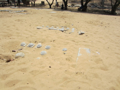 Stenen begraven onder zand bij Talakadu