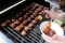 Bestrijken MOINK Balls met BBQ Saus