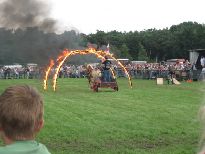 Rijden door brandende Boog