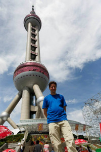 Henri voor Pearl Tower Shanghai - Foto Wim Corbijn