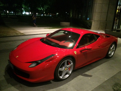 Ferrari voor deur Intercontinental Hotel