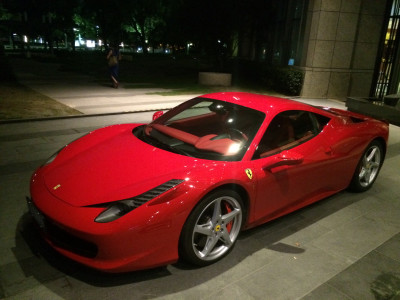 Ferrari voor deur Intercontinental Hotel
