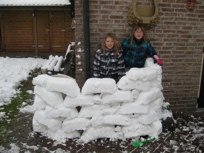 Denise en Melissa bij Sneeuwhut in Aanbouw