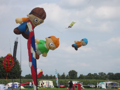 Vliegers tijdens Vliegerdagen Rijsbergen 2013