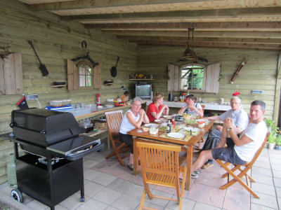 BBQ'en in Buitenkeuken Ouders