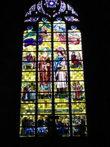 Glas in lood raam in kerkje in Lille