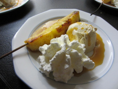 Ananas van BBQ met Caramelsaus, Vanille-IJs en Slagroom