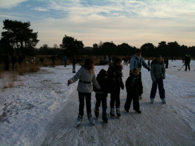 Helpen neefje Finn met schaatsen