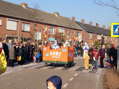 Optocht met Fort Oranje