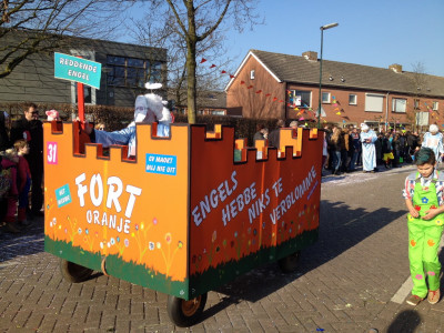 Optocht met Fort Oranje