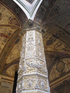 Versierde Zuil in Binnenplaats