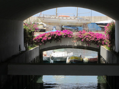 Watersteegje naar haven in Puerto de Mogan