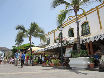 Boulevard aan haven in Puerto de Mogan
