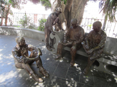 Bronzen Beelden Groep Mensen in Aguimes