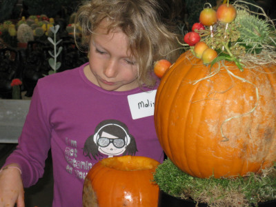 Melissa bezig met Uithollen Pompoenen