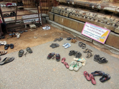 Schoenen uitdoen voor tempel