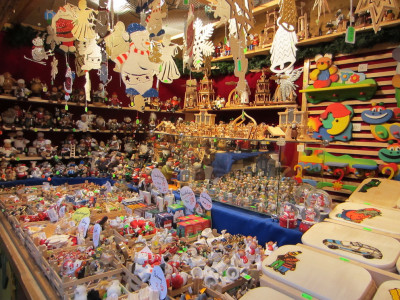 Kraampje met Houten Speelgoed op Kerstmarkt in Oberhausen