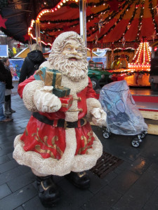 Houten Kerstman op Kerstmarkt in Oberhausen