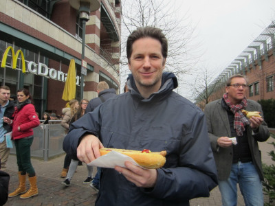 Henri met broodje Bratwurst