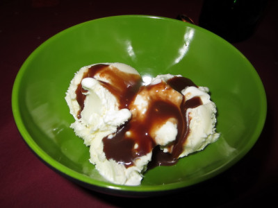 IJs met chocoladesaus