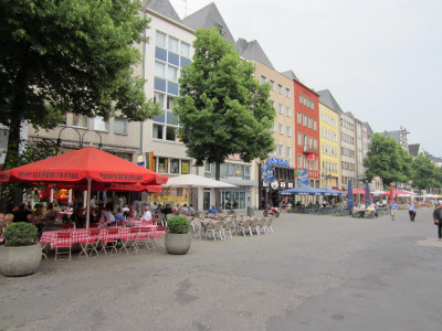 Terrasjes op een plein in Keulen