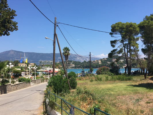 Straatje naar strand Gouvia
