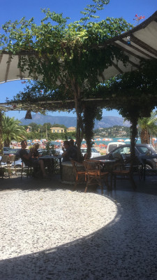 Terras bij strand Gouvia