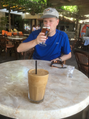 Drankje bij Terras bij strand Gouvia