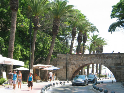 Voetgangersbrug naar Kasteel