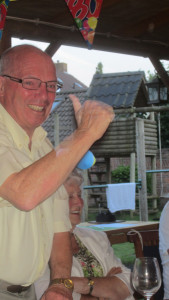 Opa met vingers omhoog