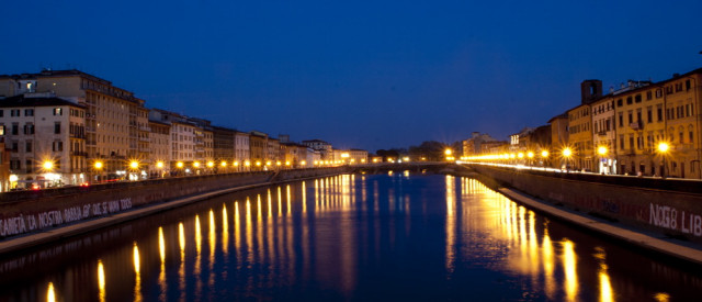 Brug over rivier in Pisa