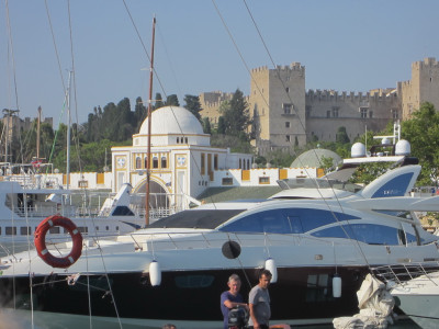 Vertrek boot uit Mandraki haven van Rhodos Stad