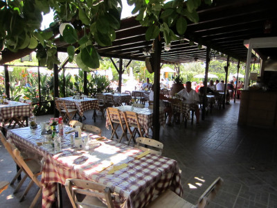 Terrasje bij Zwembad Appartement