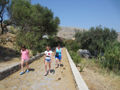 Te voet naar boven in Lindos