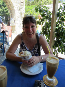 Gyros eten met Frappe