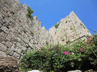 Uitzicht vanaf grindpad rondom oude Rhodos Stad