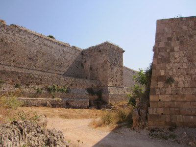 Uitzicht vanaf grindpad rondom oude Rhodos Stad