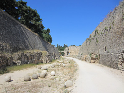 Uitzicht vanaf grindpad rondom oude Rhodos Stad